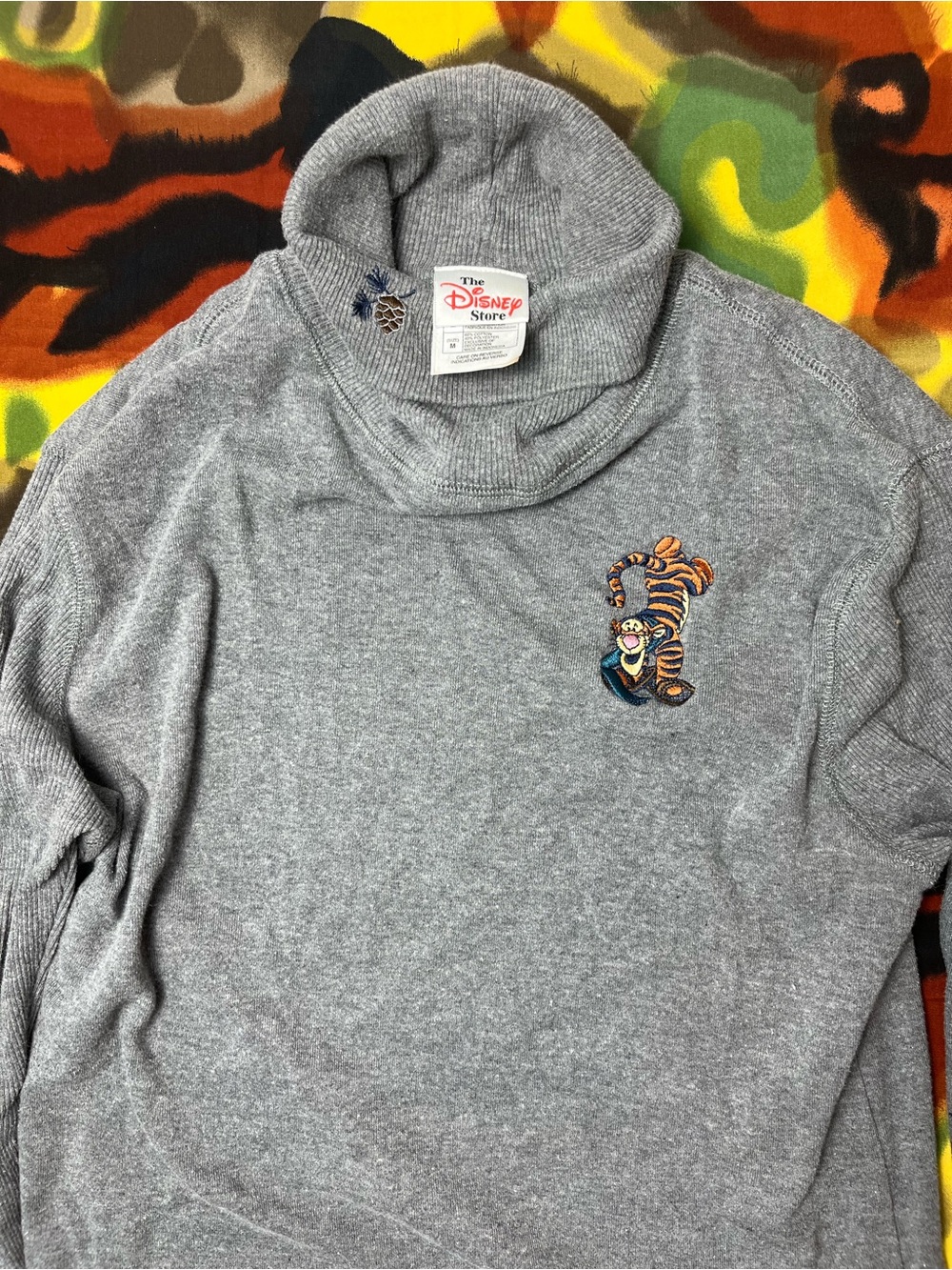 Vintage Disney Winnie the Pooh Tigger gray turtleneck sweater size medium